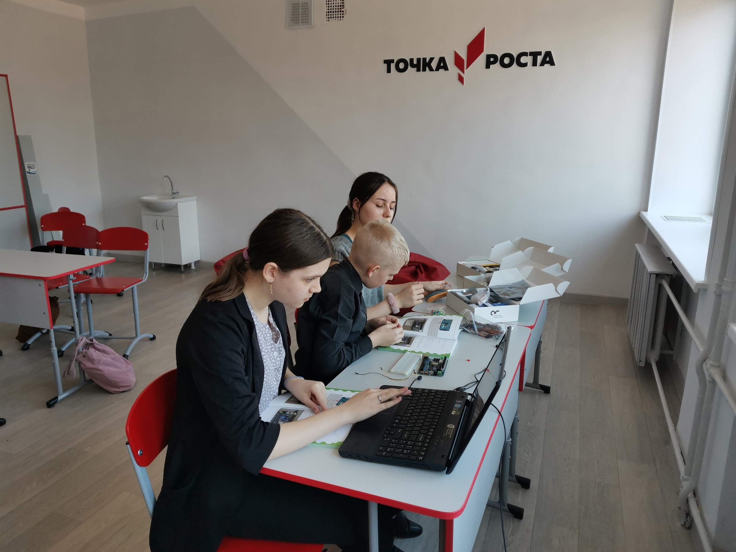 Робототехника в Точке роста.
